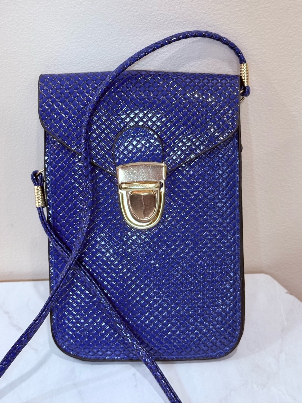 🔥NWOT Blue Crossbody Phone Bag with Gold Hardware🔥